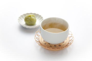 湯気立つお茶とお茶菓子 白背景