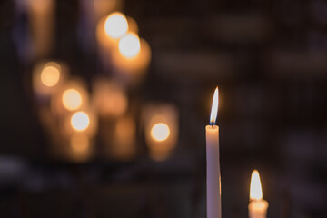 Bougies dans une église