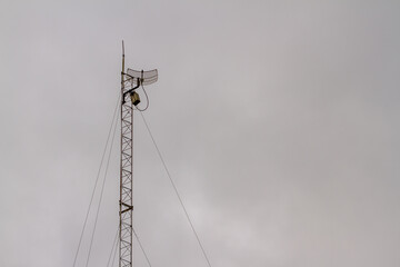 Obraz premium The wifi antenna soars into the sky to pick up the signal and retransmit it, communication in the internet era is growing rapidly during the covid-19 pandemic