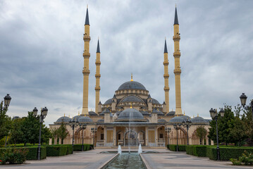 Fototapeta na wymiar The Heart of Chechnya Mosque under the evening cloudy sky. Grozny, Chechen Republic