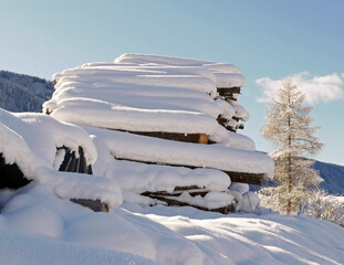 scenico panorama dolomitico immerso nella neve