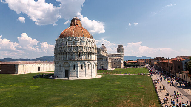 Pisa, Italien-August 01.2021:Geb&auml;ude auf dem Platz "Piazza dei Miracoli" in Pisa, mit dem schiefen Turm, dem Dom Santa Maria Assunta und das Baptisterium