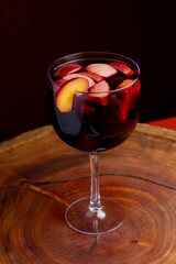 Drink com vinho e frutas