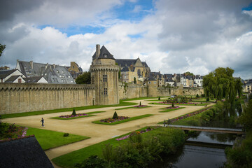 Obraz premium View on the ramparts of Vannes and its flower garden