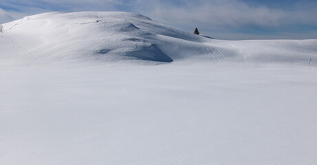 Paysage en hiver &agrave; l'Alpe d'Huez. Station de sports d'hiver des Alpes dans l'Is&egrave;re. Elle fait partie du massif des Grandes Rousses, au-dessus de l'Oisans.