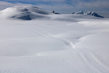 Paysage en hiver à l'Alpe d'Huez. Station de sports d'hiver des Alpes dans l'Isère. Elle fait partie du massif des Grandes Rousses, au-dessus de l'Oisans.