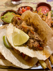 Tacos mexicain sur une assiette