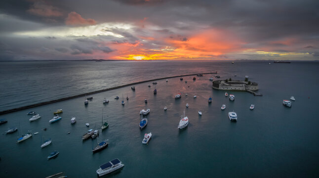 por do sol ao forte de sao marcelo em salvador bahia