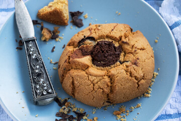 zum frühstück einen krossen cookie mit Nougatfüllung 