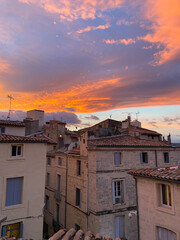 Fototapeta na wymiar Coucher de soleil sur les toits de Montpellier, Occitanie