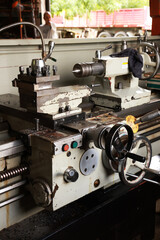 Mechanical lathe for the production of cylindrical parts