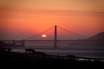 Obraz premium Sunsets over Golden Gate Bridge Silhouette 