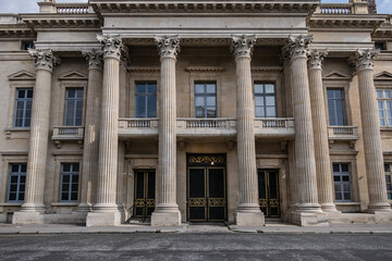 Obraz premium Architectural fragment of the facade of the military school (Ecole Militaire) founded in 1750 in Paris. Central building. Paris, France. 