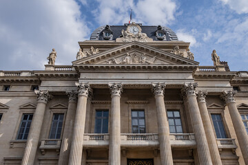 Obraz premium Architectural fragment of the facade of the military school (Ecole Militaire) founded in 1750 in Paris. Central building. Paris, France. 