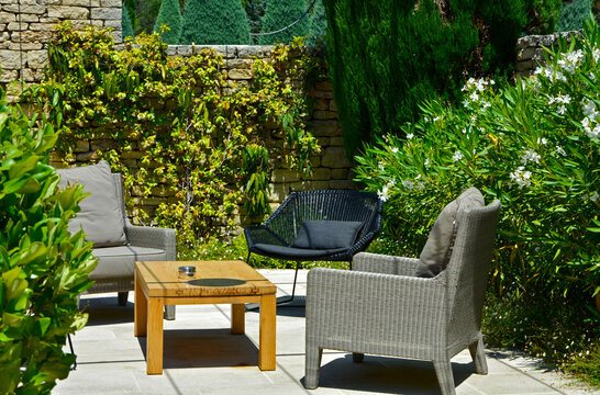 meble ogrodowe na tarasie w ogrodzie, sitting area in the garden, Recreation area in garden, garden seating area