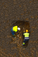 obreros cavadores profesionales con pico o pala o mineros cavando un agujero en la tierra