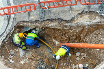 instalando una tubería en una calle para instalar una alcantarilla