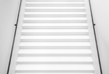 Weiße Treppe mit Geländer
