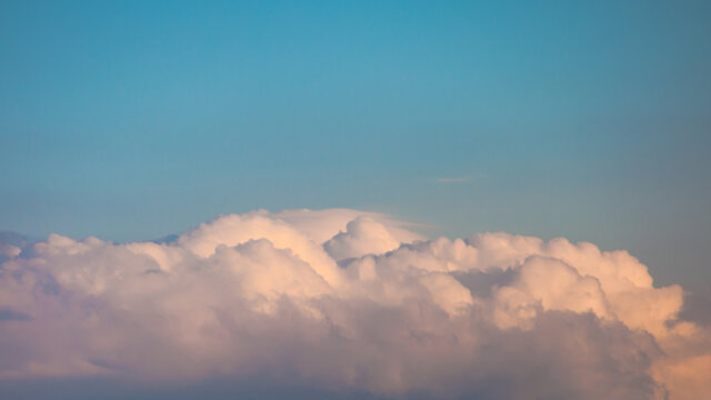 Nuage de type cumulonimbus de couleur rose clair