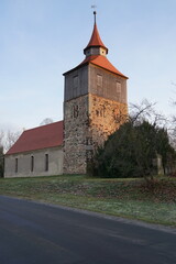 Fototapeta na wymiar Alte Dorfkirche in einem brandenburgischen Dorf