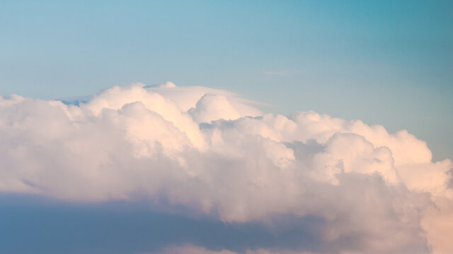 Nuage de type cumulonimbus de couleur rose p&acirc;le
