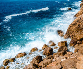 K&uuml;ste mit Brandung am MIttelmeer im Sommer