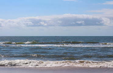 Paisagem da praia de Guaratuba, paisagem da entrada do mar, mar com ondas e nuvem no céu, paisagem das férias, paisagem da praia