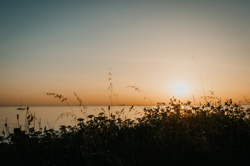 Goldene Stunde über dem Meer