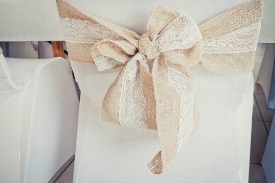 N&oelig;ud en d&eacute;coration sur une chaise lors d"un mariage