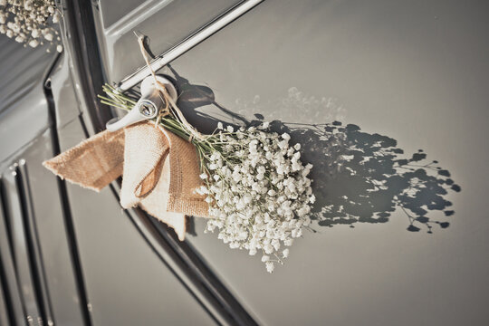 Fleurs en d&eacute;coration sur une poign&eacute;e de porte de voiture