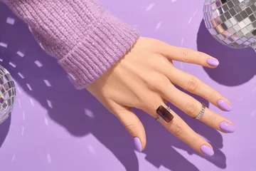 Sierkussen Nagelstudio Beautiful womans hands in sweeter with purple fashionable spring nail design  © Darya Lavinskaya