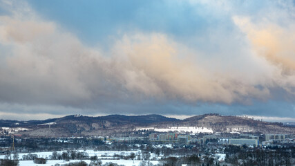 Zimowy widok na kotlinę Jeleniogórską z góry Jeleniec.