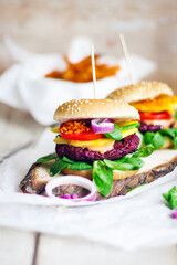 Veggie Burger mit Süßkartoffelpommes