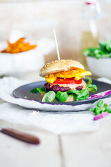 Vegetarischer Burger mit Feldsalat