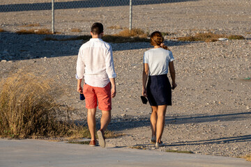 Couple triste marchant vers l'horizon pendant un après-midi d'été