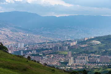 Panorámica del área metropolitana del Valle de Aburrá, en primer plano la ciudad de Bello, al fondo Medellín, enero de 2022, Antioquia Colombia