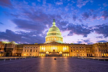 The United States Capitol at night, often called the Capitol Building, is the home of the United States Congress and the legislative branch of the U.S. federal government. Washington, United States. - obrazy, fototapety, plakaty