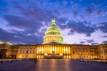 The United States Capitol at night, often called the Capitol Building, is the home of the United States Congress and the legislative branch of the U.S. federal government. Washington, United States. - obrazy, fototapety, plakaty