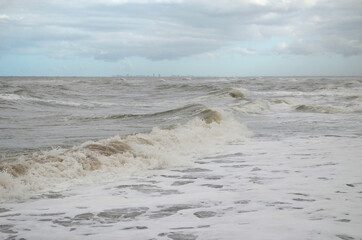 Mar agitado y Mar del Plata en el horizonte colores pastel