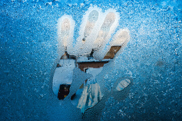 凍った窓ガラスと手形