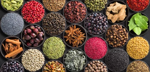 Poster Verse specerijen en kruiden voor voedsel. Kleurrijke specerijen als achtergrond, bovenaanzicht. veel kruiden in kopjes, op tafel © dmitr1ch