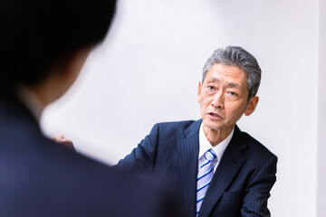 打ち合わせをする二人のビジネスマン