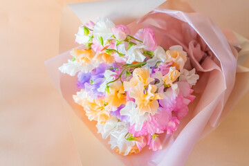 スイートピーの花束、両手で抱えれるほどいっぱいの可愛らしい花