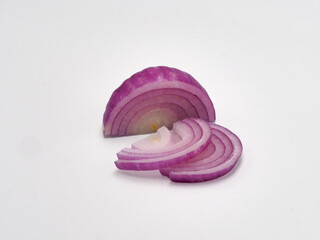 Red sliced onion om white Background Premium
