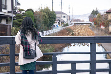 橋から川を眺める女性　bridge