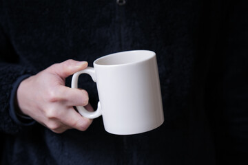 マグカップを持つ手