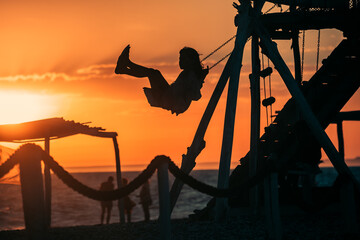 Ni&ntilde;o/Ni&ntilde;a Amacandose en el atardecer 
