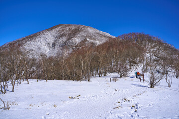 冬の群馬県赤城公園 駒ヶ岳と黒檜山の中間点（大ダルミ）付近から黒檜山を見る