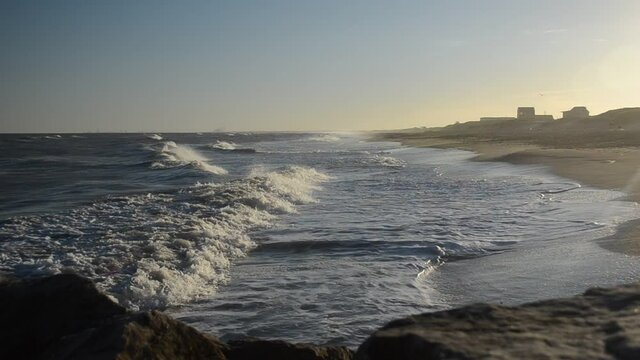 Bello atardecer a la orilla del mar. Olas de izquierda a derecha.
