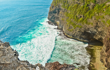 Obraz premium View of Uluwatu cliff and blue sea in Bali, Indonesia